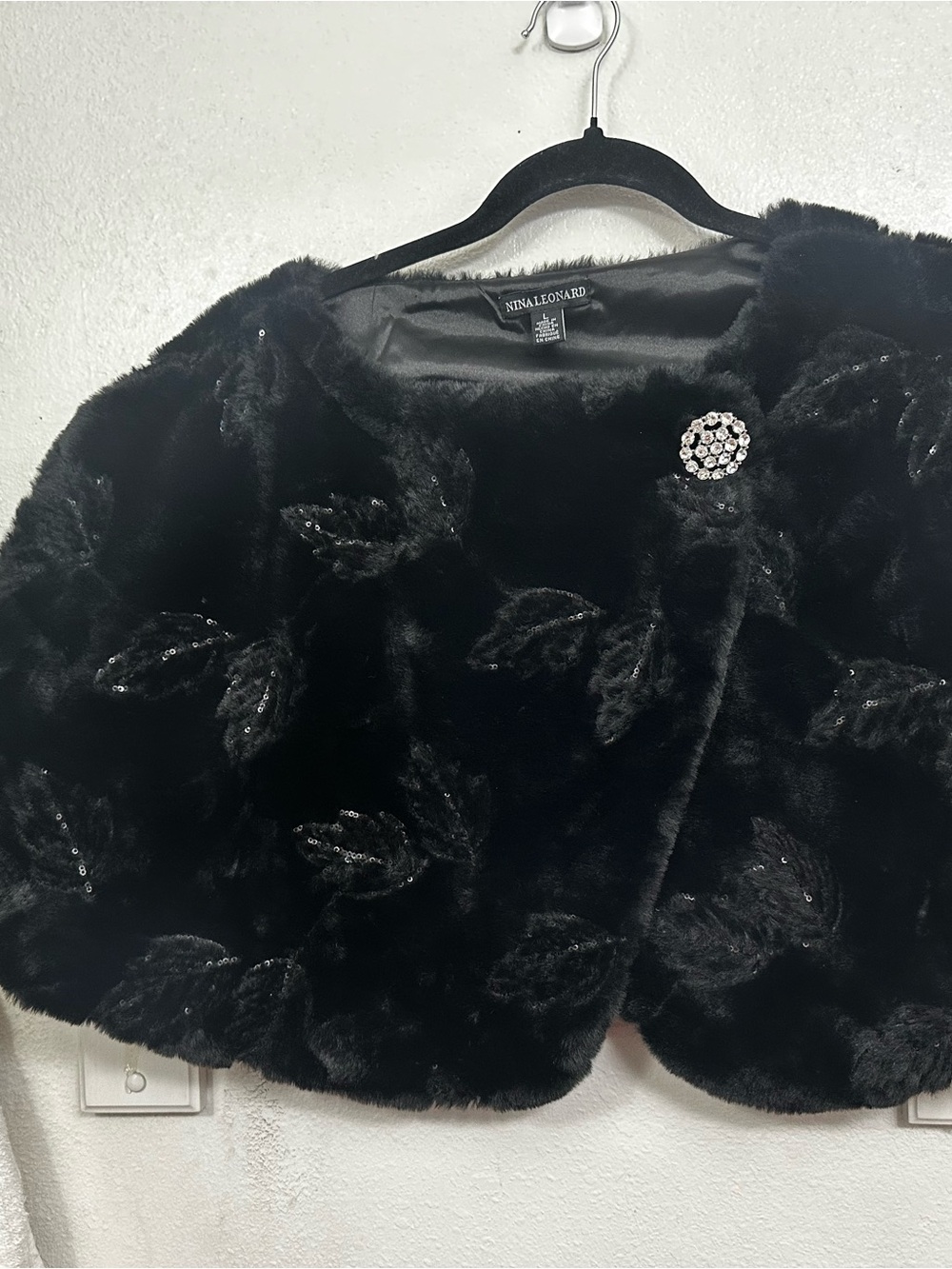 Nina Leonard Black Faux Fur Cropped Jacket with Brooch - Picture 3 of 10